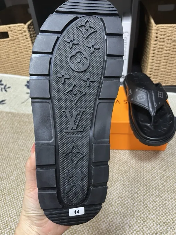 P270🏆Louis Vuitton 🏆[Louis Vuitton] Spring/Summer 2025 [Men's Flip Flops] 🎯🎯As an active family in the fashion industry ⭐ Lv is characterized by bold innovation ⚡Create this casual business style for Chinese fashionable men ✨The fabric is made of imported high-grade cowhide 🔥 Clean and neat ⚡Fashionable and elegant🌹Breathable, sweat-absorbent and deodorant👈So luxurious, high-end and domineering. 👍Must be sold if you repost the picture. Number of yards: 38--46. Color: 🎉 For large quantities. Welcome to repost.